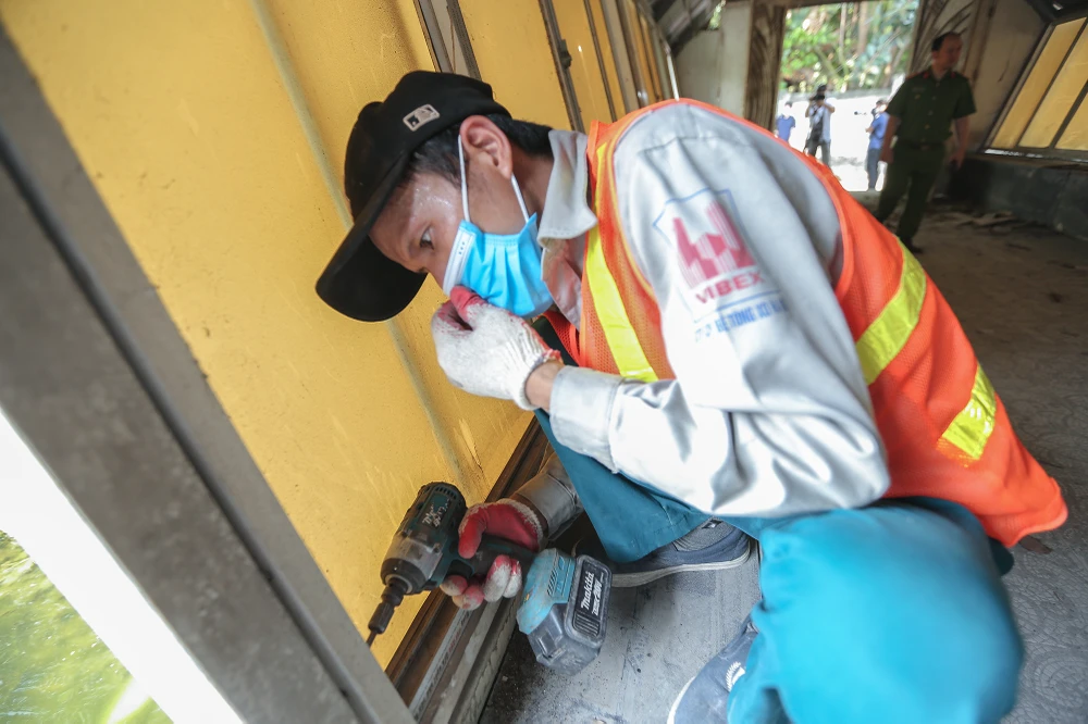 Cũng theo lãnh đạo phường Thanh Nhàn, trong ngày đầu tiên này, Công ty Đầu tư dịch vụ Tuổi trẻ Thủ đô - chủ đầu tư có nhiều hạng mục sai phạm ở đây, sẽ chủ động tự tháo dỡ nhà tạm sân bóng đá mini, nhà nổi giữa hồ...