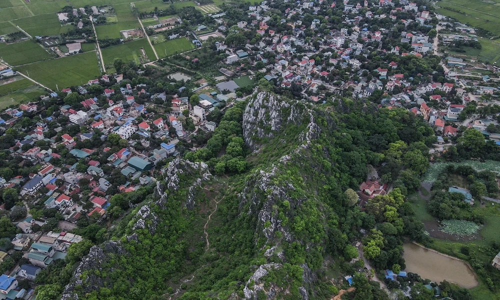 Ngọn núi này thuộc địa phận xã Phụng Châu, huyện Chương Mỹ (Hà Nội), chỉ cách trung tâm thành phố khoảng 20 km về phía Tây Nam.
