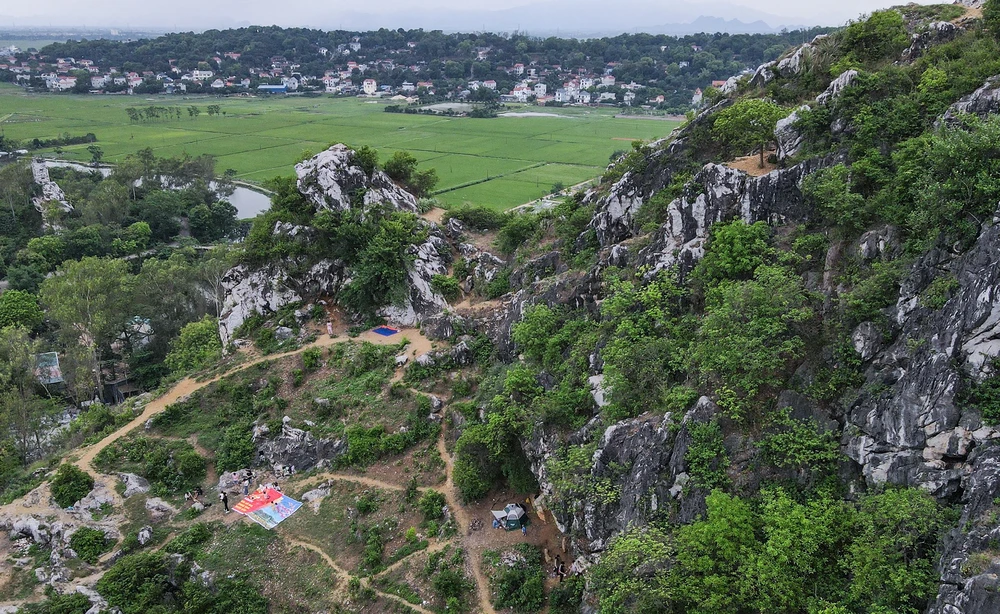 Với không gian rộng rãi, thoáng đãng và khung cảnh độc đáo, Núi Trầm được xem là một trong những địa điểm du lịch nổi bật tại Hà Nội.