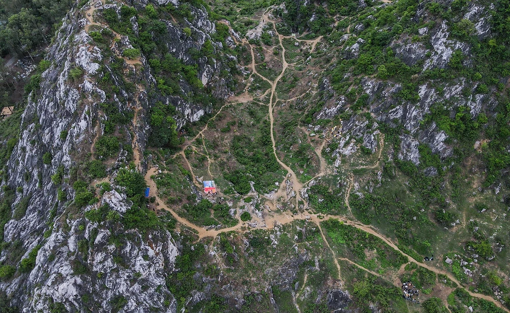 Những con đường mòn quanh co từ chân núi tới đỉnh núi trong mỗi khung cảnh hùng vĩ. Chân núi với con đường mòn uyển chuyển mang tới khung cảnh thiên nhiên hữu tình, mây trời non nước hòa quyện với nhau. Đỉnh núi lại mang tới khung cảnh thiên nhiên hùng vĩ, có chút gì đó hơi mạo hiểm khiến nhiều du khách không khỏi trầm trồ.