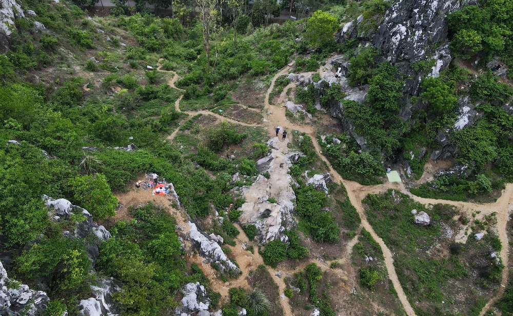 Đến với nơi đây, không gian yên tĩnh rời xa những ồn ào, xô bồ của thành phố. Nơi đây, có những lối mòn quanh co từ chân núi tới đỉnh núi trong mỗi khung cảnh hùng vĩ.