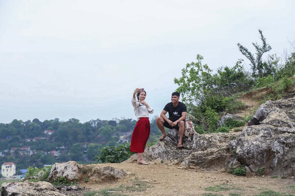 Nhờ vẻ đẹp hoang sơ, hùng vĩ này mà nơi đây được đông đảo các bạn trẻ tới tham quan.