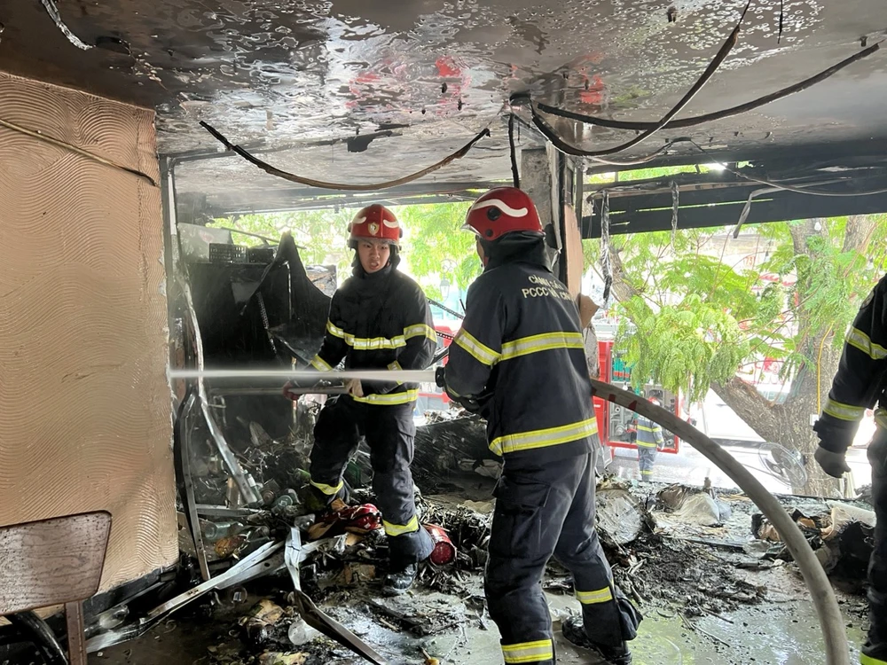 Lực lượng chức năng tiến hành chữa cháy. Ảnh CTV