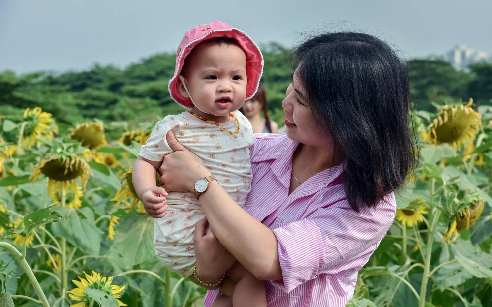 Một bạn nhỏ được phụ huynh dẫn tới đây để chụp ảnh lưu niệm.