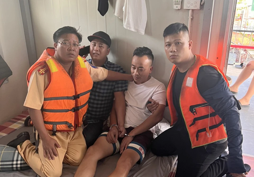 Bị can Đỗ Duy Hằng (thứ hai từ tay phải vào) tại thời điểm bị bắt giữ. Ảnh CA