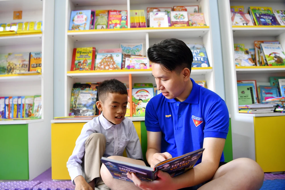 Các em học sinh PTDT Bán trú Tiểu học và THCS Sà Phìn chăm chú đọc sách tại thư viện.