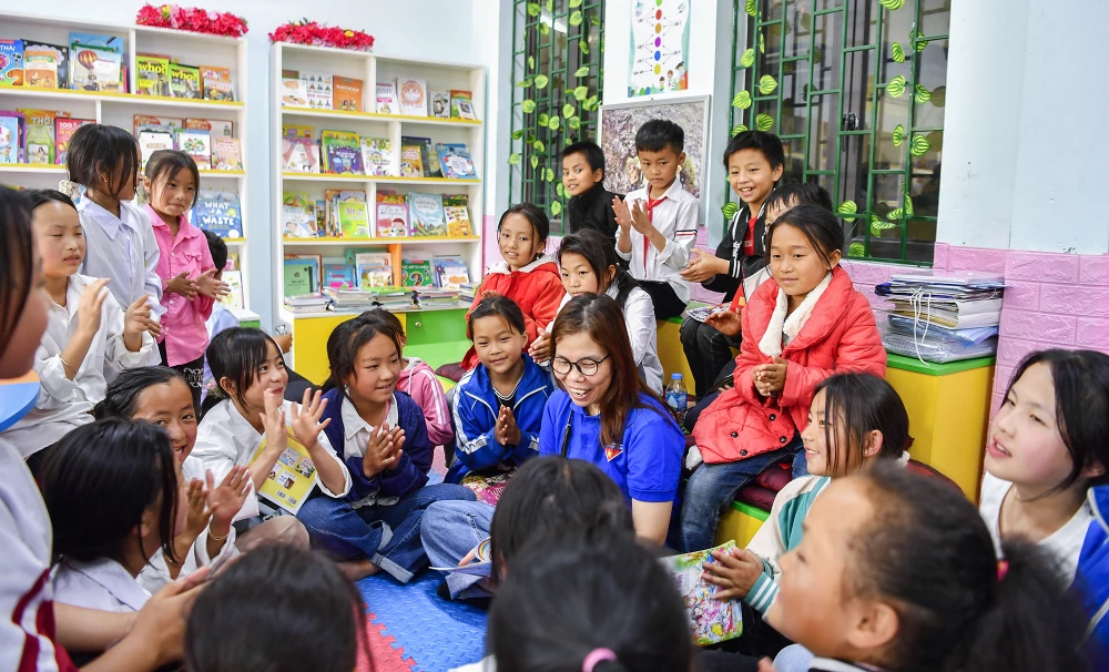 Nhân dịp này, đoàn còn tặng 8 suất học bổng, mỗi suất trị giá 1.000.000 đồng cho các em học sinh dân tộc thiểu số có hoàn cảnh khó khăn. Tại buổi giao lưu, gặp gỡ với các em học sinh, Đoàn tặng 400 suất quà bao gồm sữa và bánh kẹo.