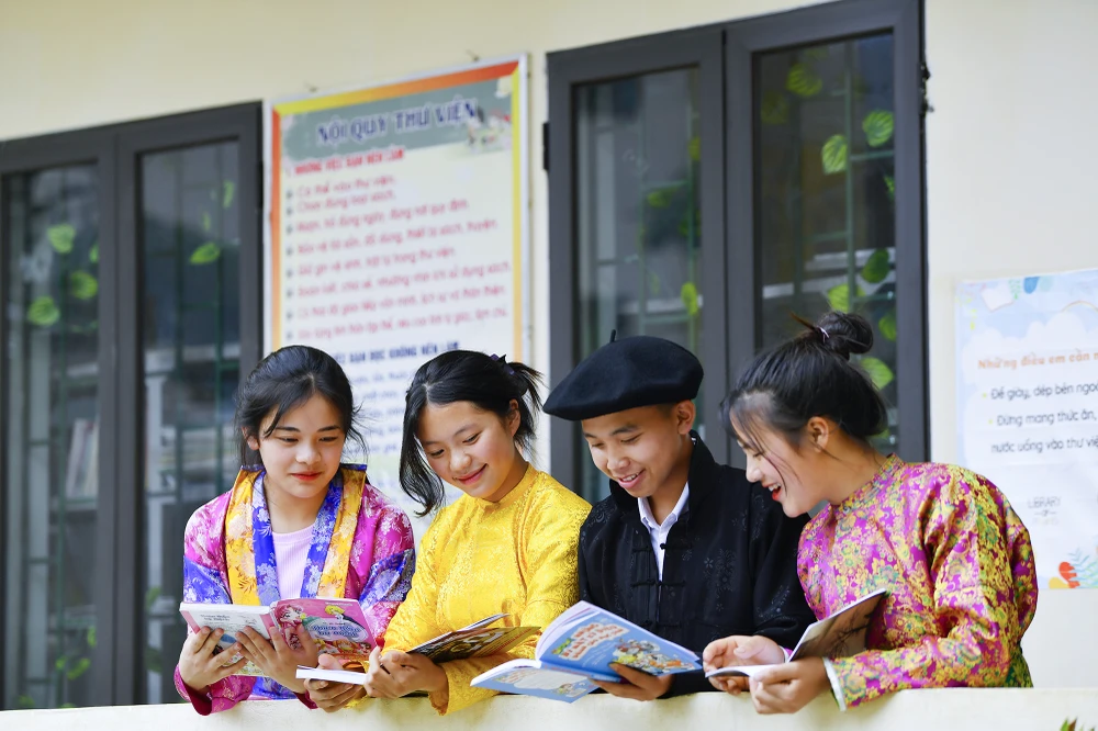 Sau mỗi giờ học, các cô bé, cậu bé học trò vùng cao lại tranh thủ ra thư viện để được đọc những quyển sách, truyện yêu thích.