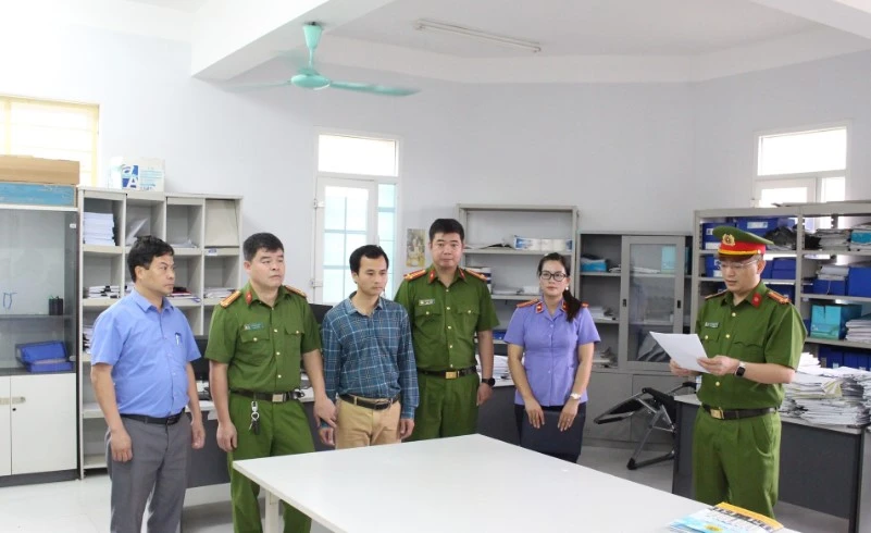 Cơ quan CSĐT Công an tỉnh Sơn La bắt tạm giam Đào Hữu Bính (thứ 3 từ bên trái). Ảnh: CACC Cơ quan CSĐT Công an tỉnh Sơn La bắt tạm giam Đào Hữu Bính (thứ 3 từ bên trái). Ảnh: CACC