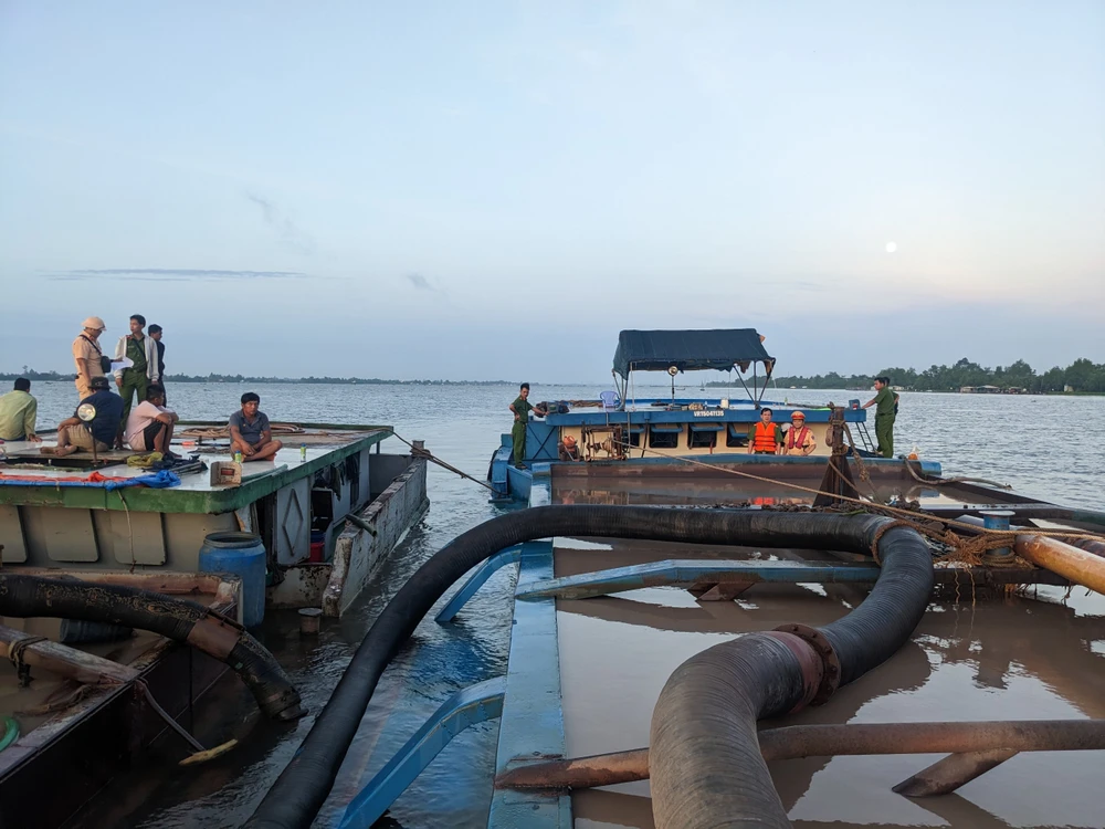 Tàu khai thác, vận chuyển cát trái phép. Ảnh: CA