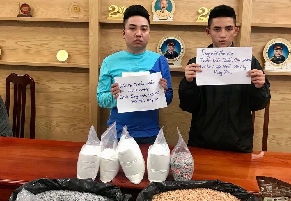 Hoàng Tiến Dũng và đồng bọn cùng tang vật tại cơ quan công an. Ảnh CA