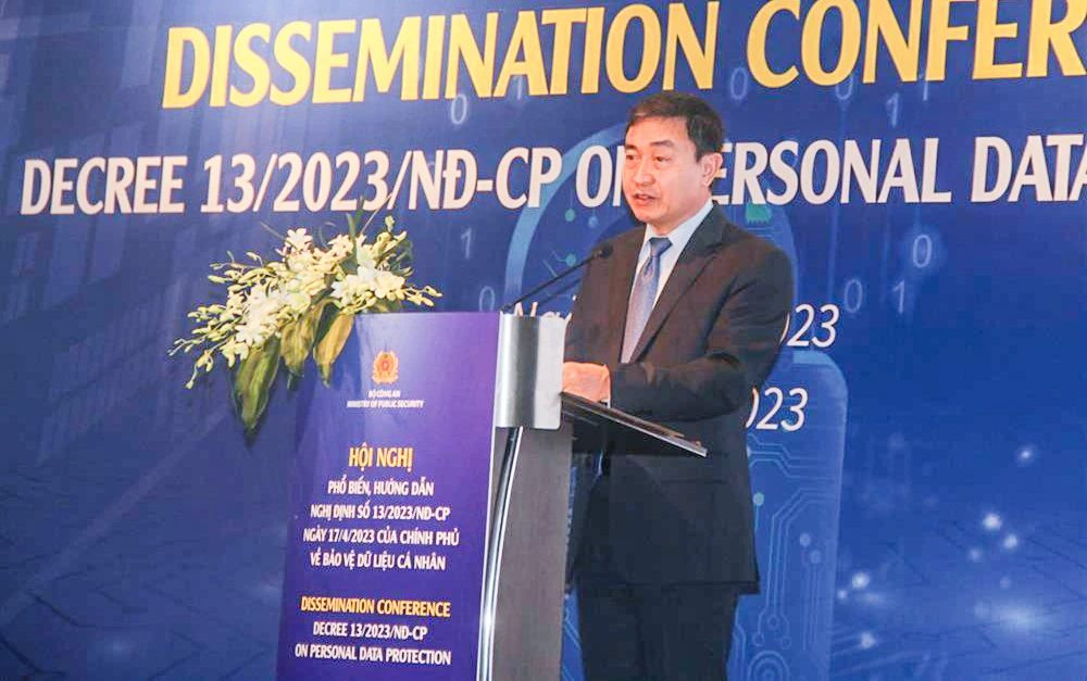 Trung tướng Nguyễn Minh Chính, Cục trưởng Cục An ninh mạng và phòng chống tội phạm sử dụng công nghệ cao, Bộ Công an phát biểu tại Hội nghị. Ảnh BCA