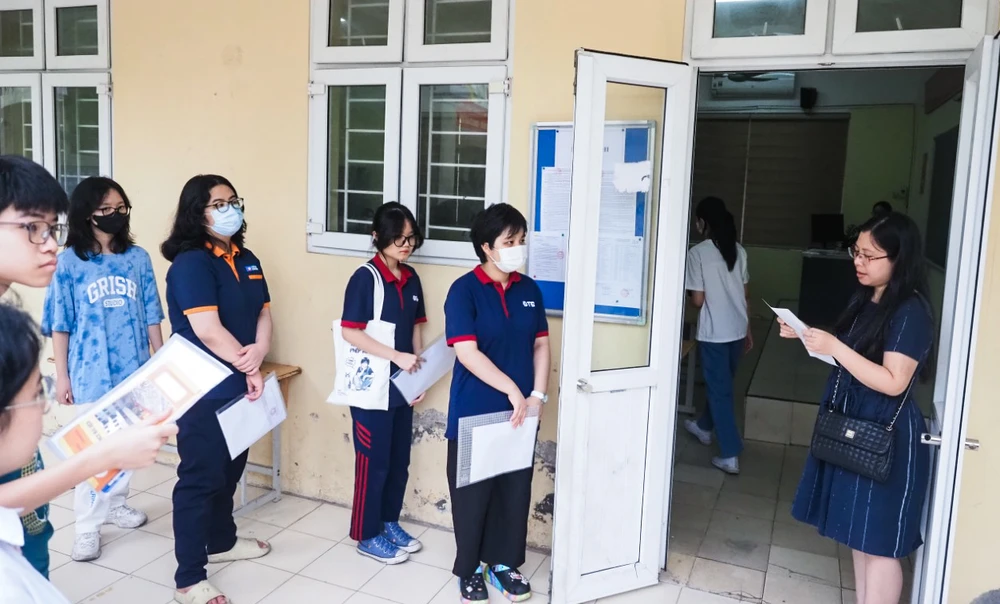 Theo thống kê từ Sở GD&amp;ĐT Hà Nội, có khoảng 116.000 thí sinh đăng ký tham dự kỳ thi tuyển sinh vào lớp 10 THPT công lập không chuyên năm học 2023-2024. Toàn thành phố có 201 điểm thi. Ảnh: PHI HÙNG