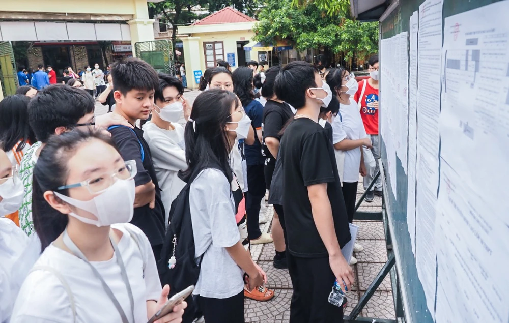 Với các trường THPT công lập, học sinh có thể xác nhận nhập học trực tuyến hoặc trực tiếp tại trường. Ảnh: PLO Với các trường THPT công lập, học sinh có thể xác nhận nhập học trực tuyến hoặc trực tiếp tại trường. Ảnh: PLO