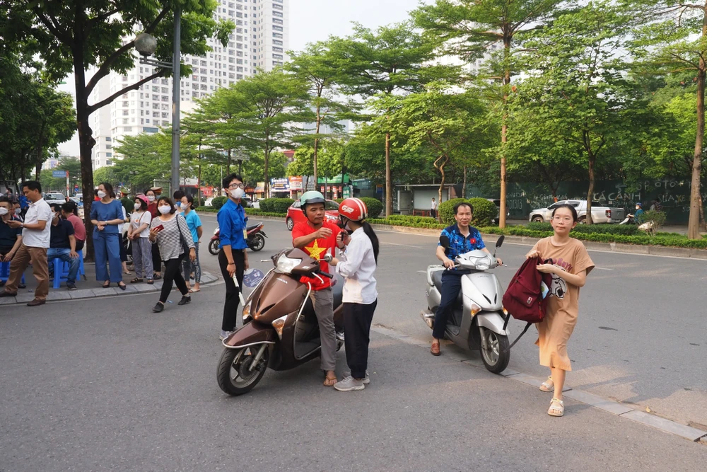 Theo ghi nhận, tại một số điểm thi trong kỳ thi vào lớp 10 ở Hà Nội, tình hình giao thông không xảy ra ùn tắc. Các điểm thi đều có mặt các lực lượng địa phương như công an và đoàn thanh niên tham gia hỗ trợ thi.
