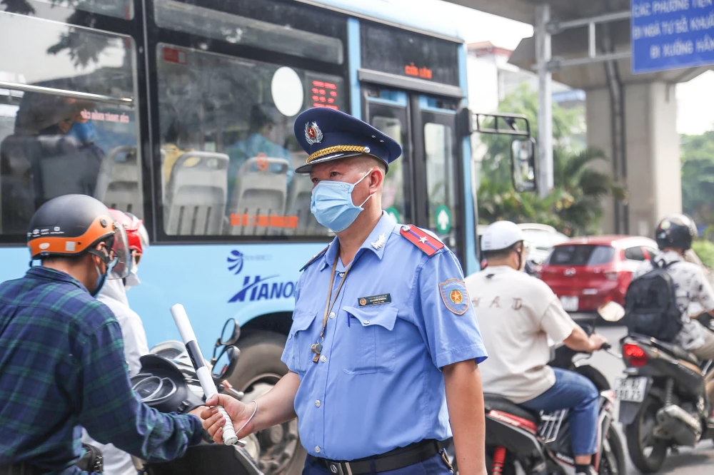 Đại diện Sở GTVT Hà Nội cho biết, từ ngày 10-6 đến 8-12-2023, đơn vị sẽ cấm các phương tiện đi thẳng, rẽ trái tại nút giao Khuất Duy Tiến - Nguyễn Trãi theo hướng đi Khuất Duy Tiến, Ngã Tư Sở. Đại diện Sở GTVT Hà Nội cho biết, từ ngày 10-6 đến 8-12-2023, đơn vị sẽ cấm các phương tiện đi thẳng, rẽ trái tại nút giao Khuất Duy Tiến - Nguyễn Trãi theo hướng đi Khuất Duy Tiến, Ngã Tư Sở.