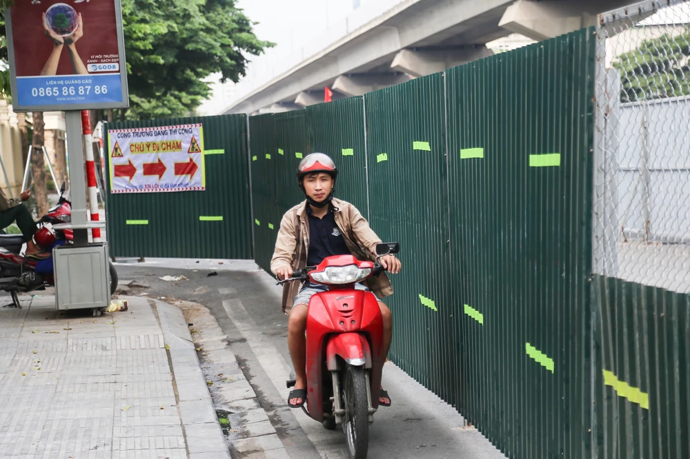 Người dân di chuyển từ từ ngõ 495 Nguyễn Trãi khó khăn. Người dân di chuyển từ từ ngõ 495 Nguyễn Trãi khó khăn.