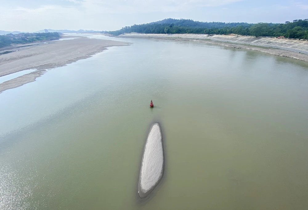 Do mực nước sông Đà đoạn cầu Đồng Quan xuống thấp khiến hoạt động giao thông vận tải đường thủy tê liệt nhiều ngày nay.