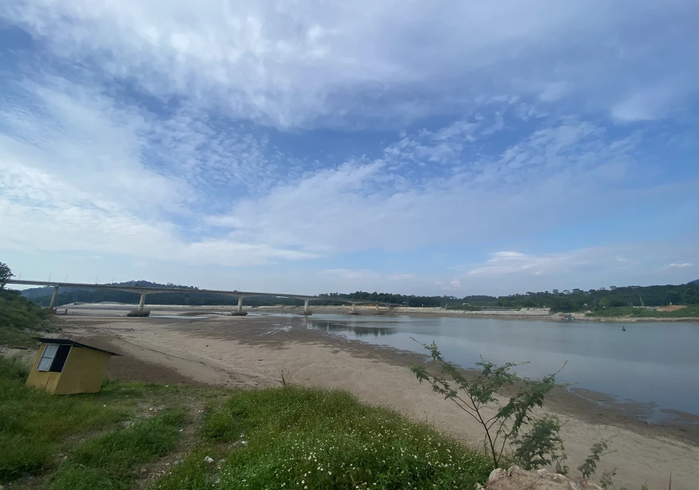 Theo như người dân tại hai bên bờ sông chia sẻ, đây không phải là lần đầu tiên mực nước sông Đà cạn nước. Trong khoảng gần một tháng trở lại, sông Đà cạn sâu đạt mức kỷ lục chưa từng có.