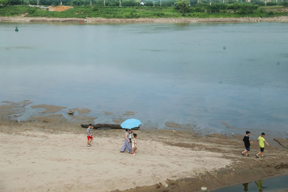 Nhiều người dân tranh thủ xuống lòng sông Đà dạo chơi vào buổi chiều. Theo Trung tâm Dự báo Khí tượng Thủy văn quốc gia nhận định trong một tuần tới lưu lượng dòng chảy trên sông Đà về hồ Hòa Bình tiếp tục giảm, thấp hơn trung bình nhiều năm cùng thời kỳ khoảng 81%.