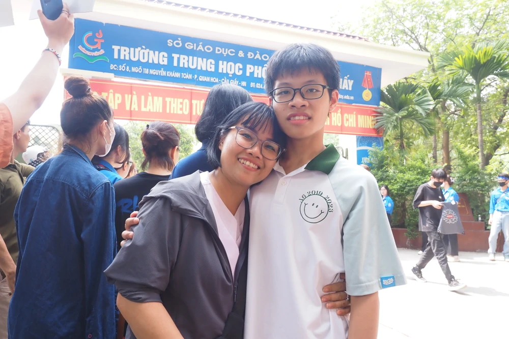 Chị Dương hạnh phúc bên con trai sau môn thi cuối cùng của kỳ thi tuyển sinh vào lớp 10 ở Hà Nội. Ảnh PHI HÙNG