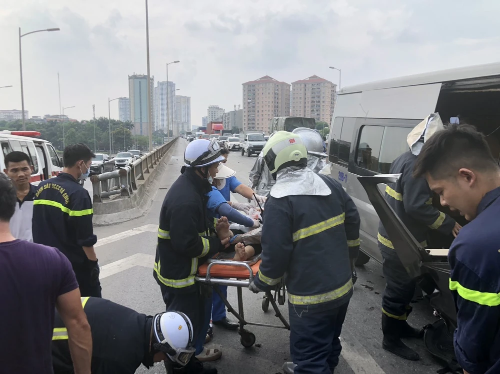 Lực lượng chức năng hỗ trợ người bị thương đi cấp cứu. Ảnh CA