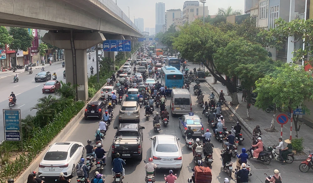 Trước đó, Sở GTVT Hà Nội đã có phương án phân luồng giao thông, nhưng các phương tiện khi di chuyển qua đây vẫn gặp nhiều khó khăn.