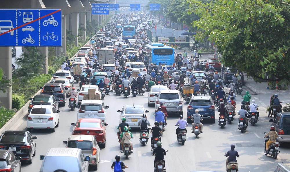 Ghi nhận vào ngày 12-6, vào giờ cao điểm giao thông đi lại vất vả sau khi lô cốt được dựng lên.