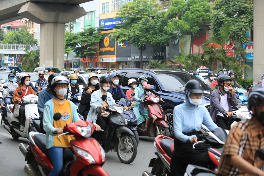 Bắt đầu từ tối ngày 9-6, lô cốt đầu tiên đã xuất hiện tại vị trí đầu ngõ 495 Nguyễn Trãi. 7 lô cốt còn lại trên đoạn đường này sẽ tiếp tục được đơn vị thi công lắp, dựng trong thời gian tới.