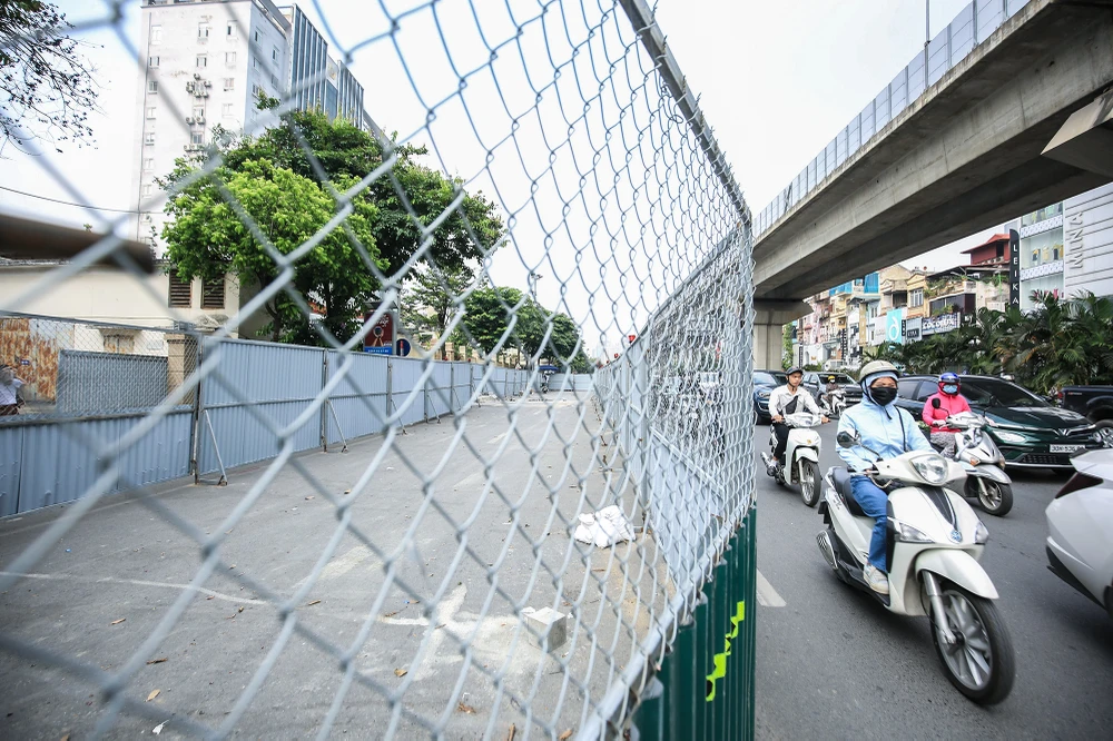 Lô cốt xuất hiện chiếm đến 2/5 làn đường.