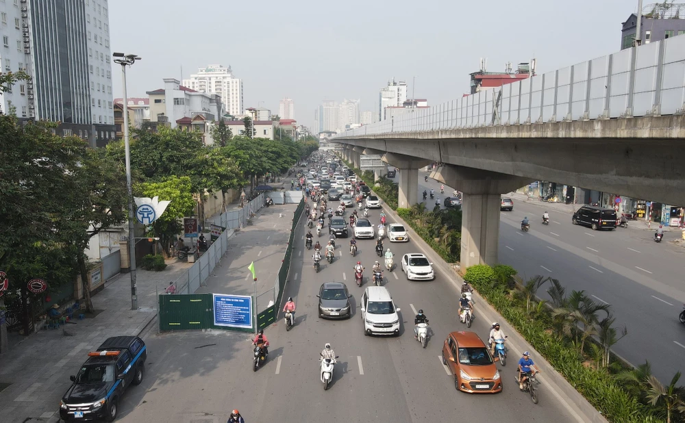 Trong tuần đầu, sau khi dựng lô cốt dài 60m để phục vụ cho việc thi công dự án Nhà máy xử lý nước thải Yên Xá, đoạn đường Nguyễn Trãi vốn là tuyến đường “nhạy cảm” về giao thông nay càng trở nên ùn tắc hơn.