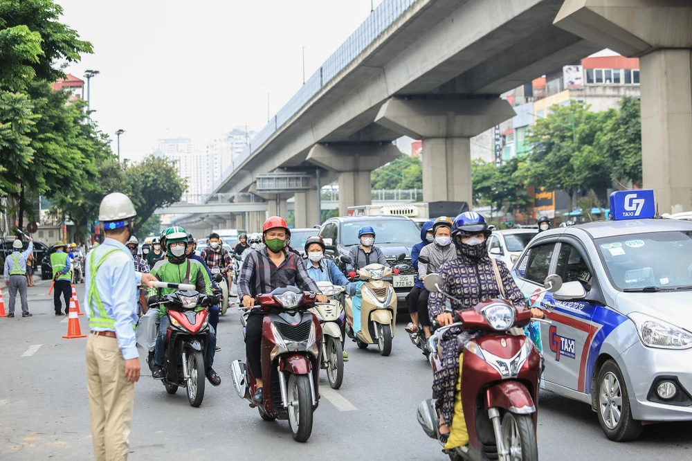 Từ sớm lực lượng thanh tra GTVT quận Thanh Xuân cùng các công nhân đã có mặt tại khu vực đầu ngõ 495 Nguyễn Trãi để điều tiết giao thông.