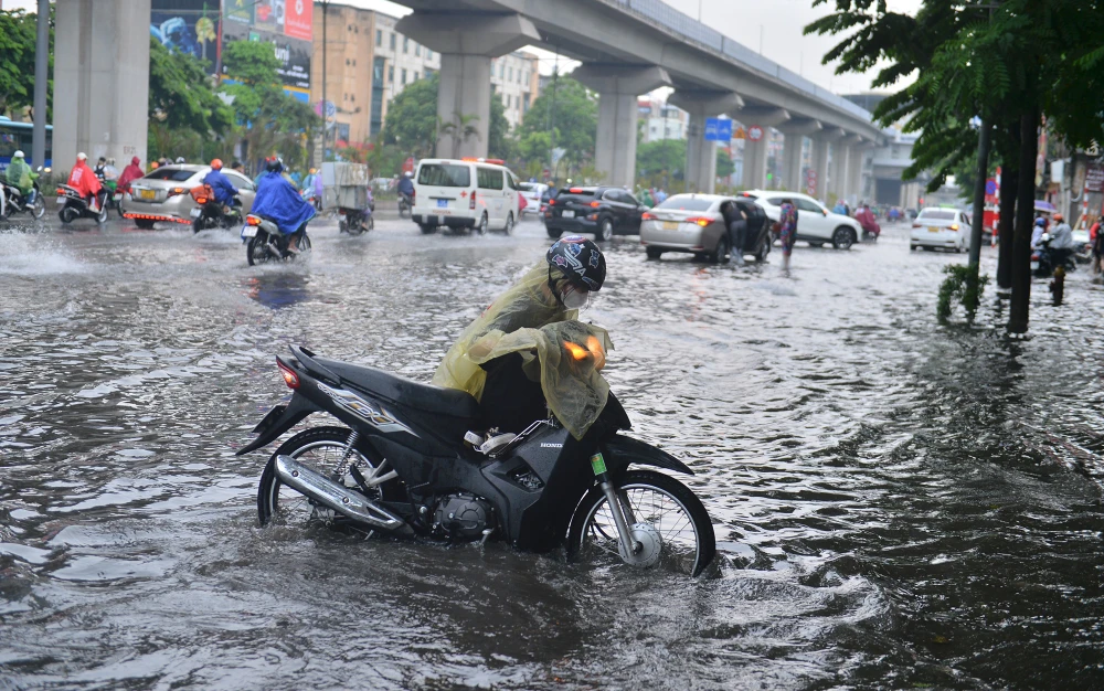 Có đoạn đường chìm trong "biển nước", nhiều người phải dắt xe đi qua.