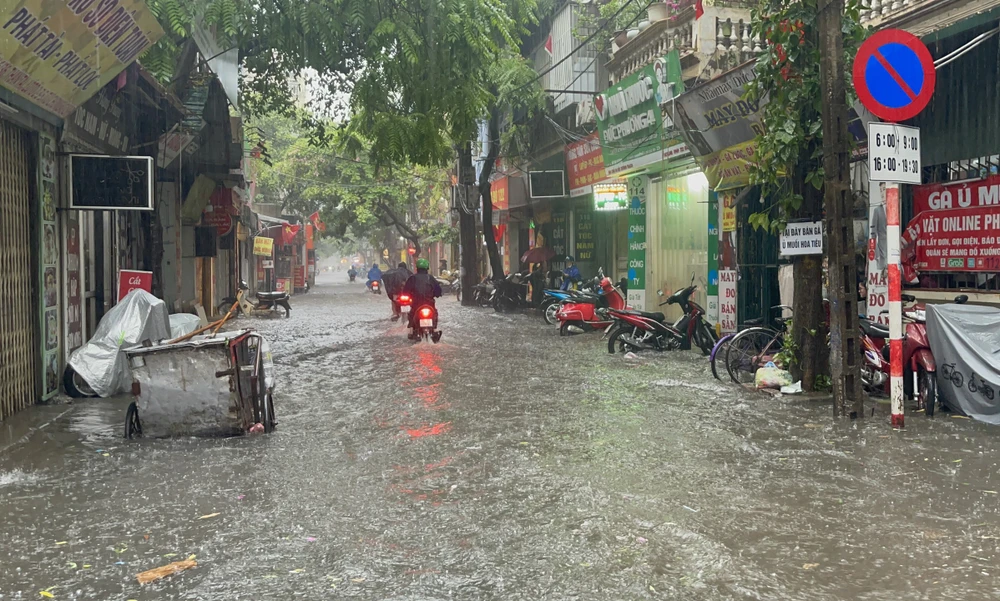 Trưa nay, ngày 12-6, một cơn mưa lớn bắt đầu xuất hiện ở khu vực phía tây TP.Hà Nội rồi nhanh chóng bao trùm các quận Nam Từ Liêm, Cầu Giấy, Thanh Xuân... Mưa lớn và kéo dài đã khiến nhiều tuyến phố ở Hà Nội ngập úng.