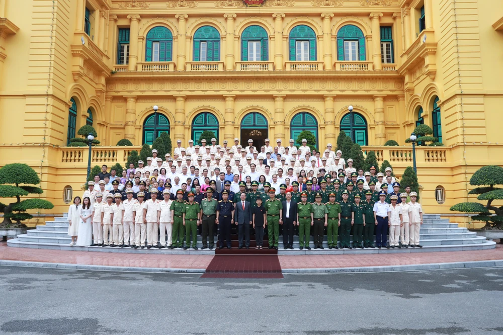 Chủ tịch nước Võ Văn Thưởng chụp ảnh lưu niệm với các điển hình tiên tiến trong công tác phòng, chống ma túy. Ảnh BCA