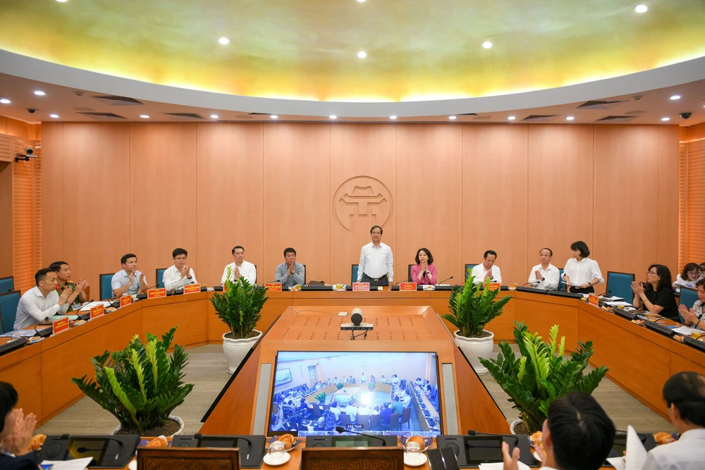 Bộ trưởng Bộ GD&amp;ĐT Nguyễn Kim Sơn cùng Đoàn công tác đã làm việc với Ban Chỉ đạo thi TP Hà Nội. Ảnh: CTV