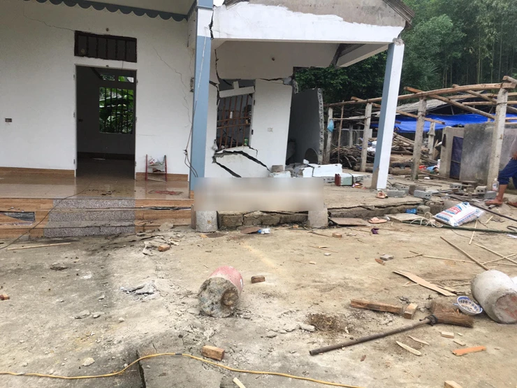 Hiện trạng sụp lún tại nhà ông Hưng. Ảnh MXH