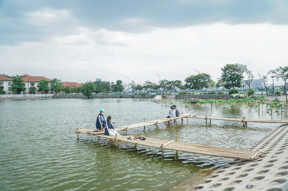 Một nhân viên của doanh nghiệp này cho biết, số lượng cá Koi trong hồ đang nuôi dưỡng lên tới hàng nghìn con với tổng khối lượng cá ước tính khoảng 8 tấn.
