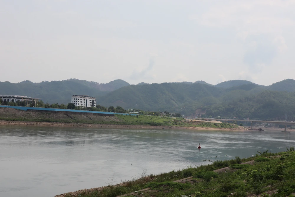 Dòng nước sông Đà hiện đã chảy siết hơn so với thời điểm trước đó. Dọc dòng sông Đà, không còn xuất hiện các cồn cát, sỏi nhô lên giữa dòng sông.