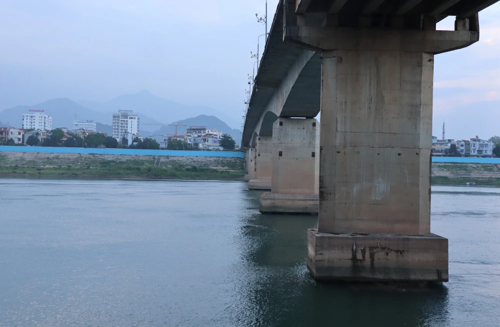 Nước sông Đà dâng lên khiến cho không khí dọc 2 bên dòng sông như mát hơn nên có rất nhiều người ra đi dạo vào mỗi buổi chiều. Đây cũng là dấu hiệu cho thấy tình trạng thiếu điện được giảm đi phần nào. Cầu Hòa Bình 1 cũng không bị lộ rõ những mố chân cầu.