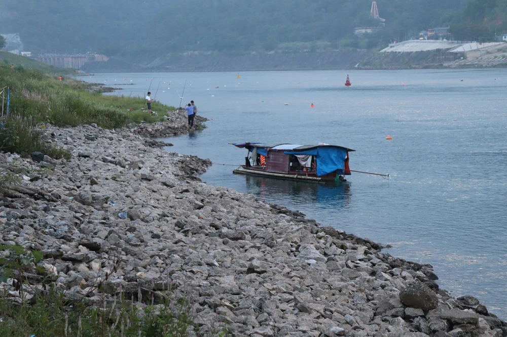 Người dân sống xung quanh dòng sông Đà vui mừng, phấn khởi khi thấy mỗi ngày nước lại dâng cao hơn hôm trước một chút. Những hoạt động của người dân như câu cá, tắm sông lại diễn ra bình thường.