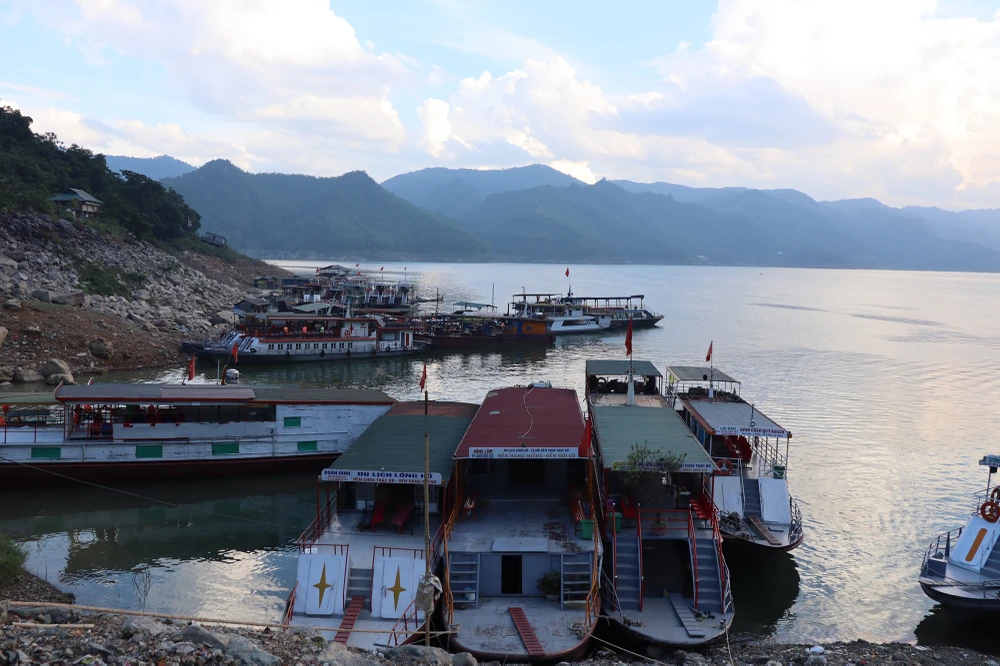 Bà Bùi Thị Hoa (45 tuổi, người dân tại cảng Bích Hạ) cho hay: “Mực nước của lòng hồ so với trước đó đã tăng lên, nhận thấy rõ nhất là sau các trận mưa. Từ đó, các hoạt động của chúng tôi trên lòng hồ được dễ dàng, thuận tiện hơn”.