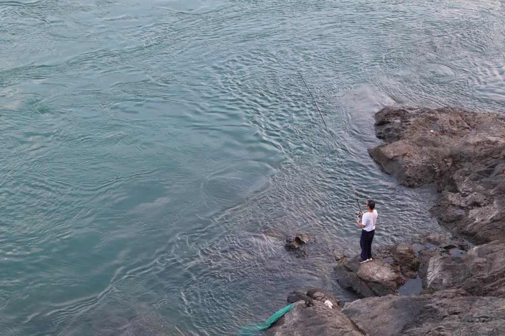 Trước đó, chiều 11-6, Công ty thủy điện Hòa Bình cho biết, lượng nước về hồ thuỷ điện Hoà Bình rất thấp, chỉ khoảng 40 m3/s. Nếu khai thác tối đa thì sau khoảng 3 ngày sẽ không đủ cột áp để phát công suất tối đa, ảnh hưởng đến khả năng dự phòng công suất và sau khoảng 12 - 13 ngày mực nước hồ sẽ về mực nước chết. Thời điểm ấy, mực nước chỉ xấp xỉ 103m, cách mực nước chết 23m.