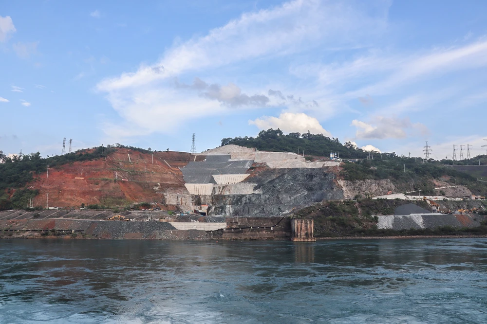 Con sông Đà đã không còn cạn nước như những ngày trước đó.