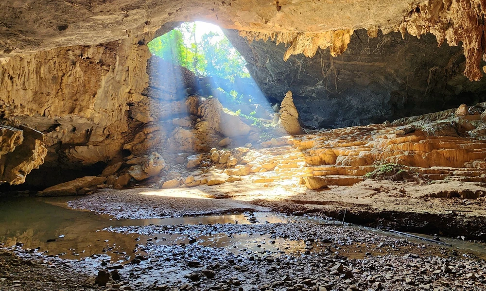 Không chỉ có vẻ đẹp của nhũ đá, trong lòng động Ngườm Ngao còn có nhiều con suối nhỏ, nước chảy rì rào đêm ngày, phát ra tiếng róc rách, như đưa du khách đến với xứ sở cổ tích diệu kỳ. Khoảng thời gian từ tháng 5 đến tháng 9, những con suối trong động có nhiều nước chảy nhất du khách có thể di chuyển bằng thuyền trong động.