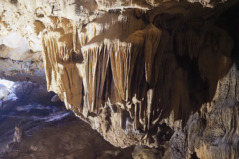 Khu thứ 2 là khu trung tâm nổi bật với những cây san hô đá, cây thuyền rồng, ruộng bậc thang và hình ảnh bông sen đá. Khu thứ 3 gọi là khu kho báu nhờ phần thạch anh khi có sự tác động của ánh đèn rất đẹp như ánh vàng, ánh bạc.