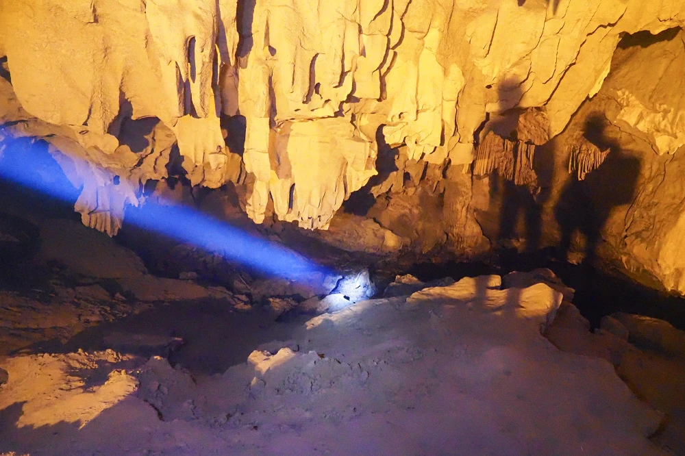 Động được chia làm 3 khu, khu đầu tiên là Tứ trụ thiên đình nhờ những giọt nước từ trên nhỏ xuống và đọng lại ở dưới tạo ra những cây thạch nhũ nối liền nhau.