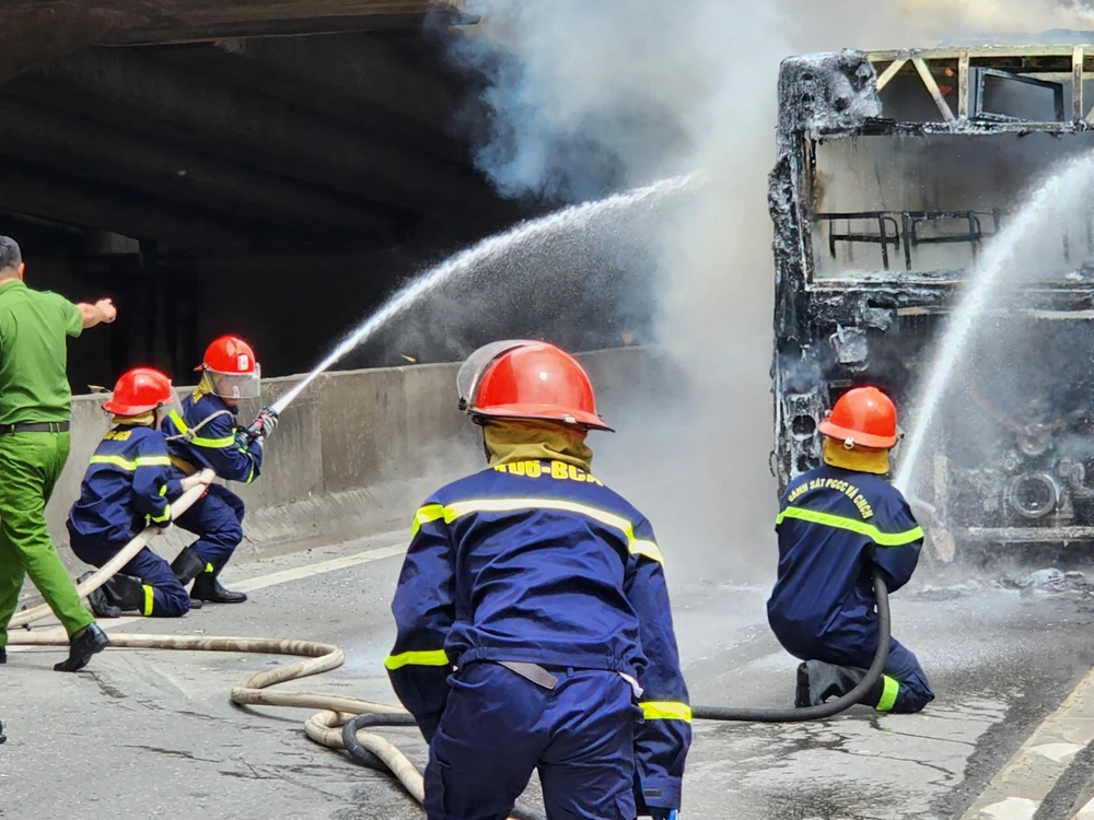 Lực lượng chức năng nỗ lực dập tắt đám cháy. Ảnh: CTV