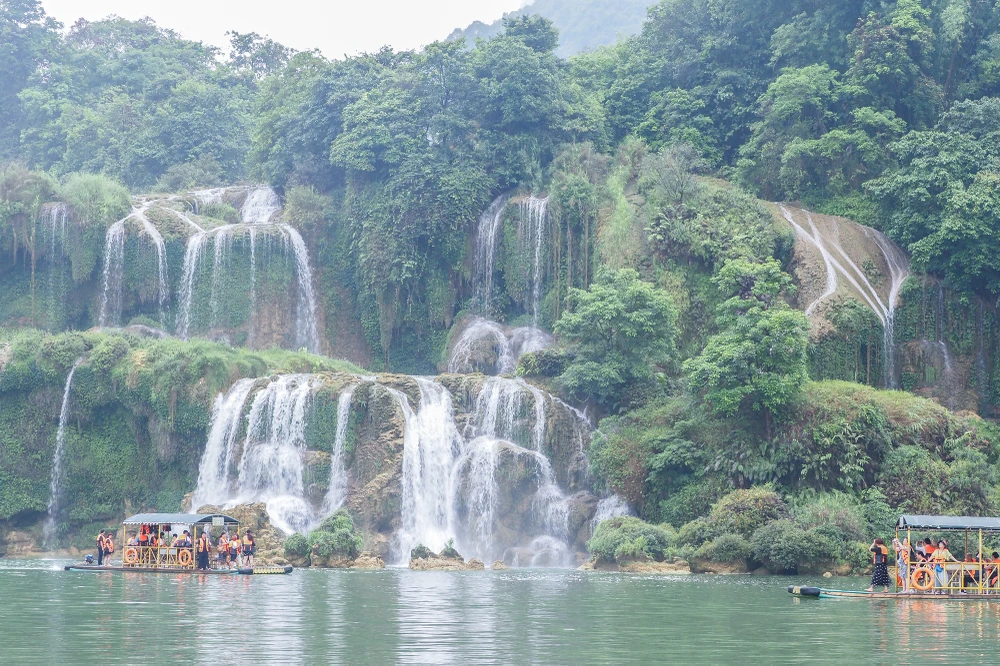 Do lượng nước đổ về thác ít, du khách có thể tiến vào gần để tham quan. Con thác vẫn mang một vẻ đẹp riêng, thu hút nhiều người khi tới đây trong mùa nước cạn.