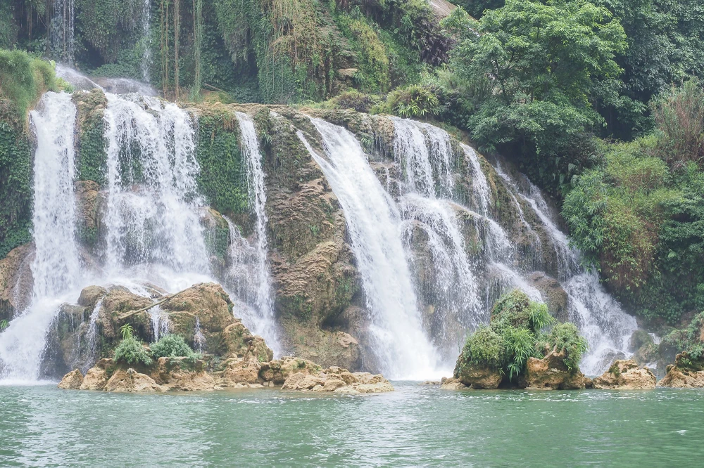 Thác Bản Giốc gồm thác chính và thác phụ, rộng tổng cộng khoảng 300 m.